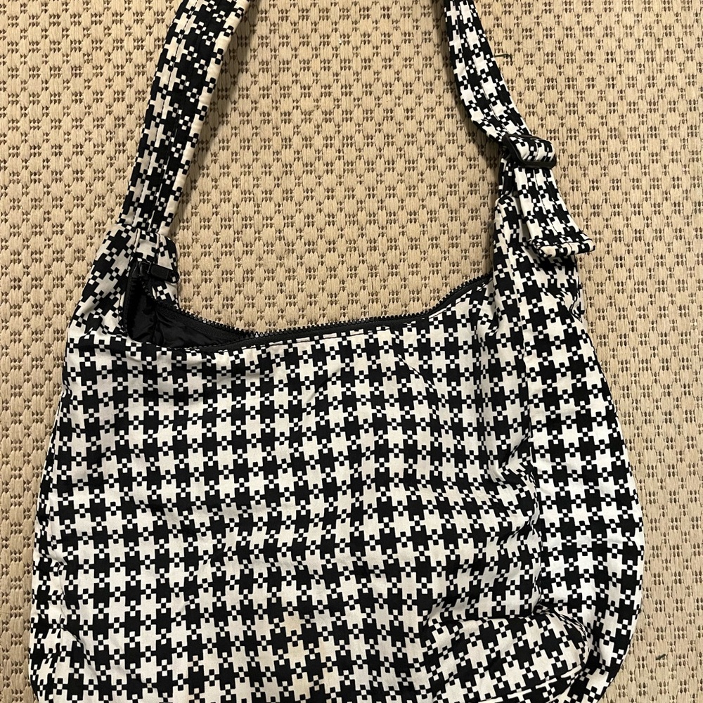 BAGGU Black and White Shoulder Bag with Gingham Pattern